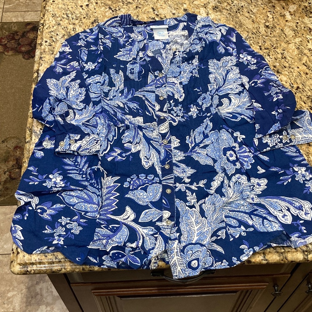 Floral Blue and White Button-Up 3/4 Sleeve Blouse